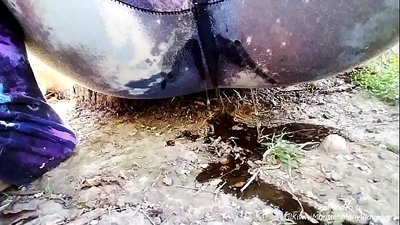 Pišanje na ulici! Dođite i gledajte kako LilKiwwiMonster navlaži gaćice i piša u prljavštinu!